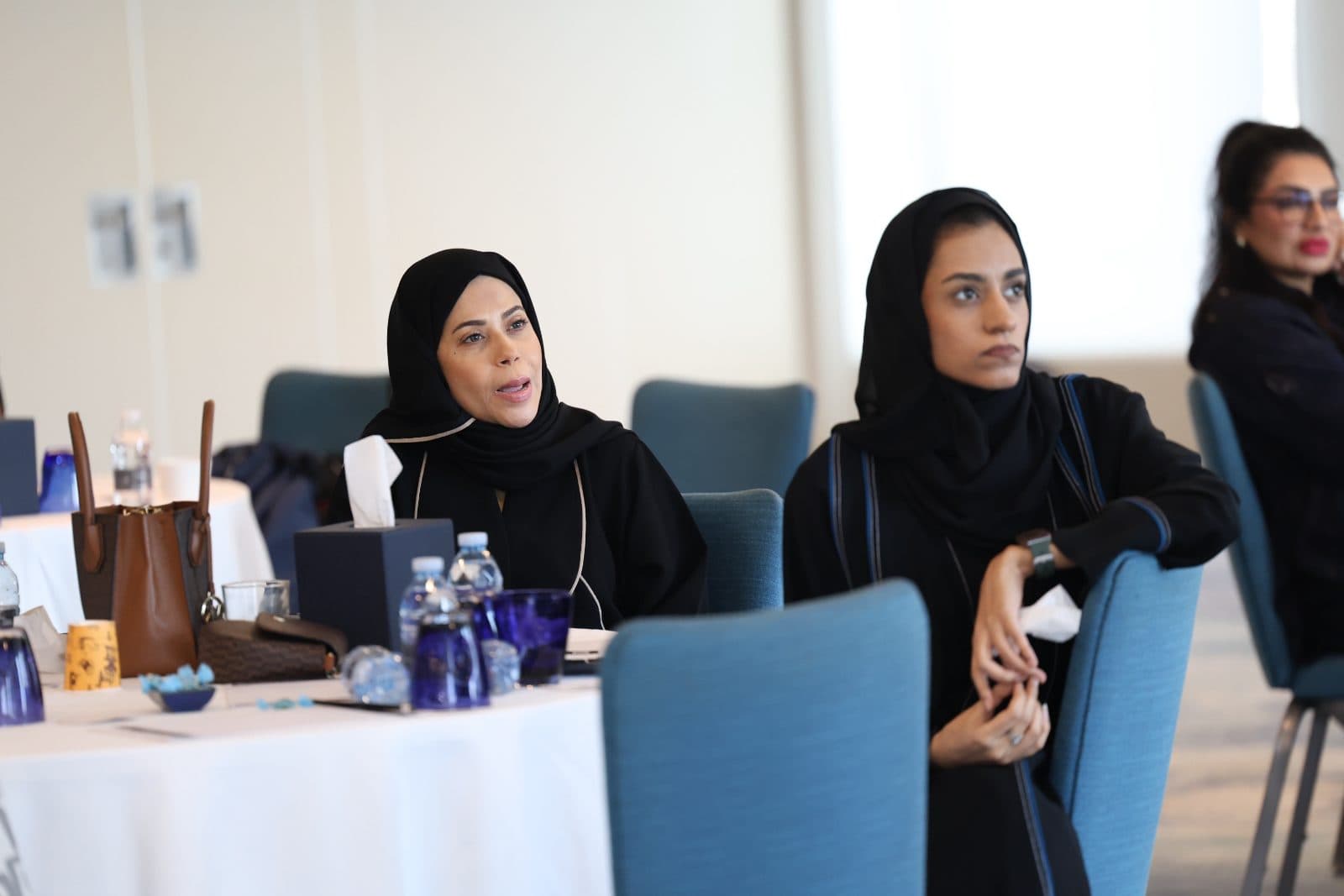 مجموعة من المشاركين في جلسة تدريبية مع بي يو